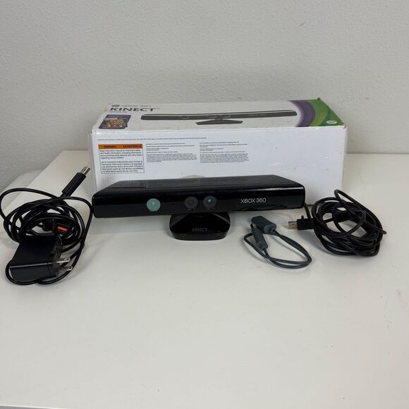 Microsoft Xbox 360 Kinect With Cords & Box - Picture 1 of 3